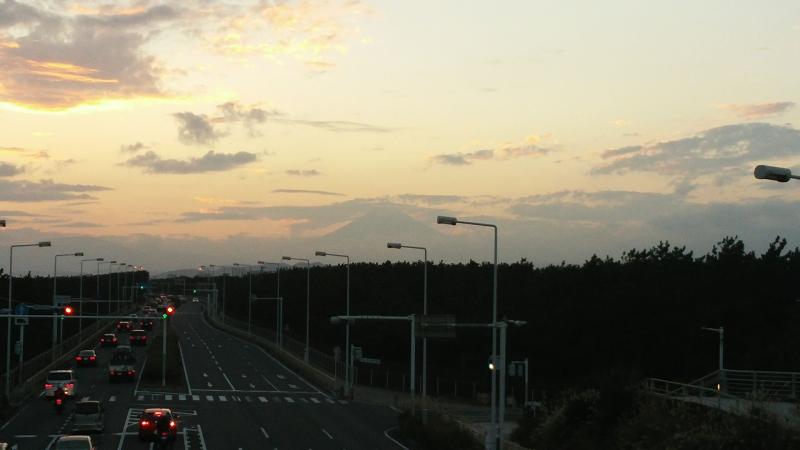 富士山を望む夕暮れの浜須賀歩道橋